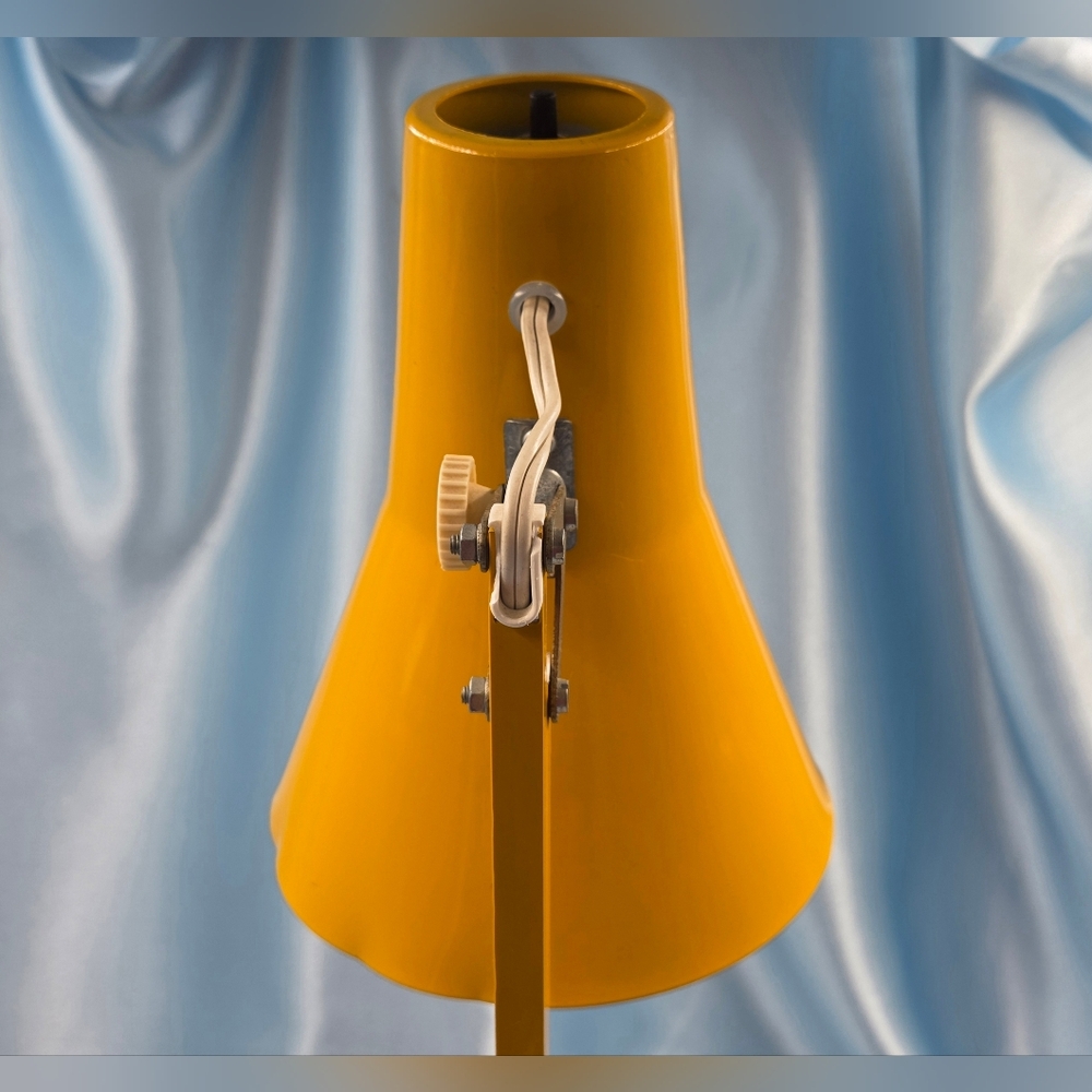 💡Vintage Lyskaer (Canada) Ltd. Mid-Century Modern Desk Lamp - Picture 8 of 15